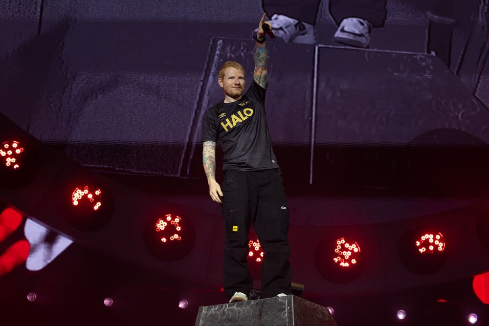 ED SHEERAN PERFORMS IN NEW TOWN THIRD KIT