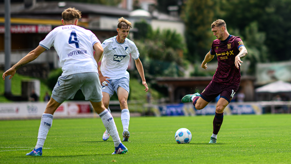 STADT SPIELT VORSAISON-SPIEL IN DEUTSCHLAND